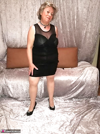 Horny granny Caro hikes up her dress to masturbate in nylons and heels